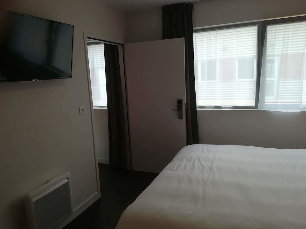 Connecting Standard Studio, 1 Queen Bed