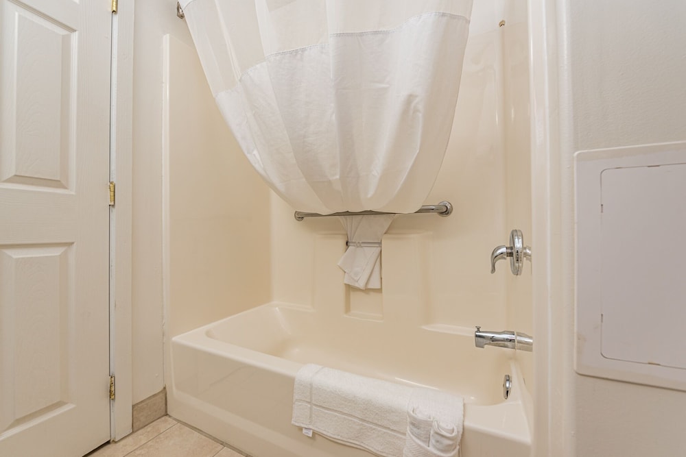 Deluxe Suite, 2 Queen Beds, Kitchen photo 2