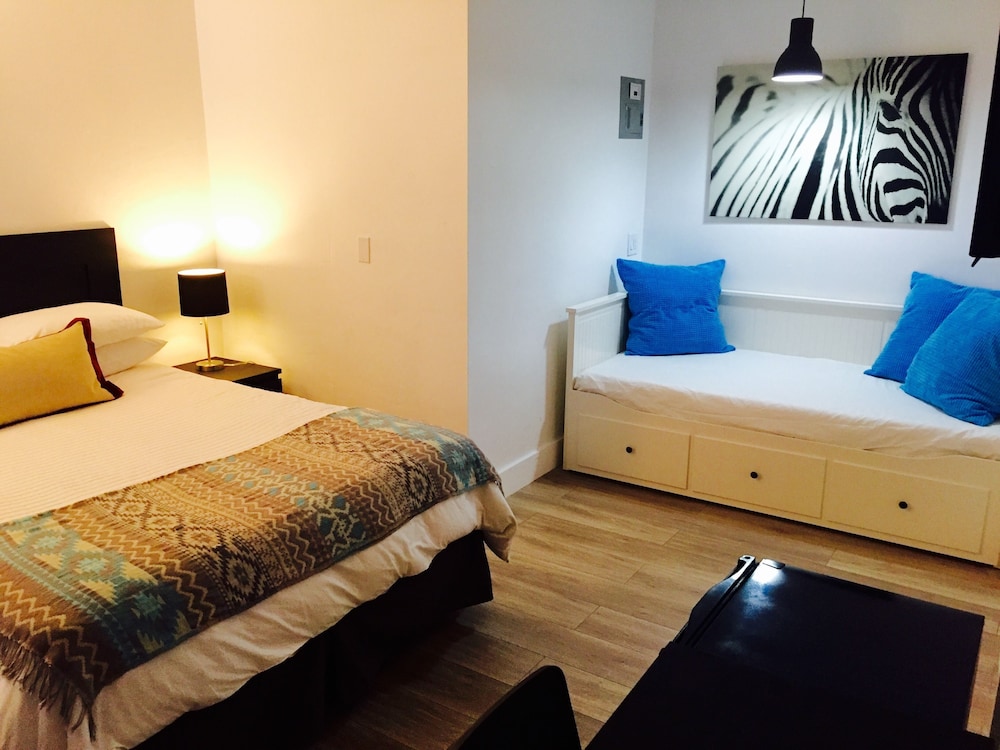 Studio, 1 Queen Bed with Sofa bed photo 3