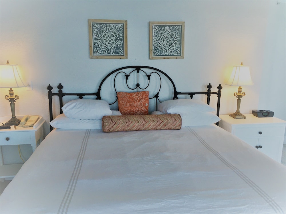 Deluxe Room, 1 King Bed With Sofa Bed, Ocean View (Room 504) photo 3