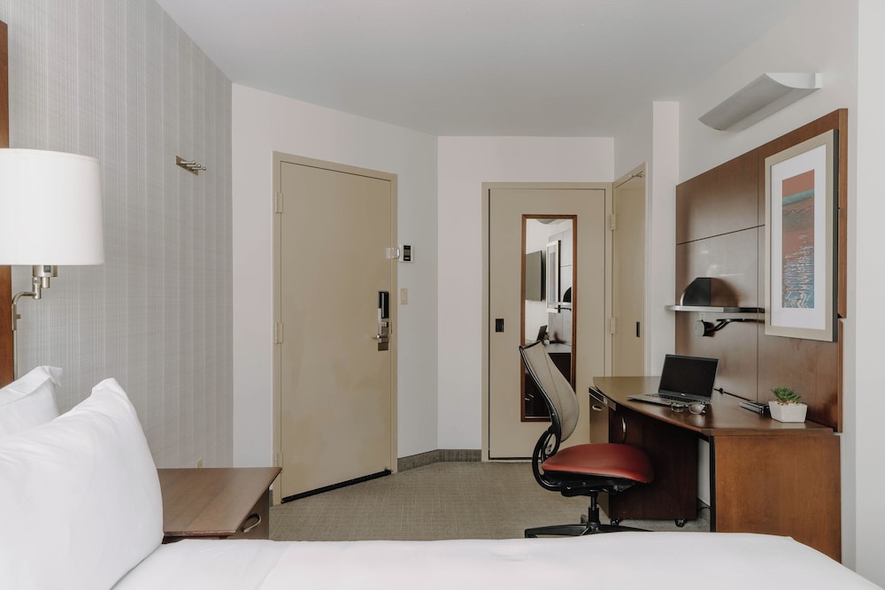 Standard Room, 1 Queen Bed, Accessible (Mobility) - Photo 4