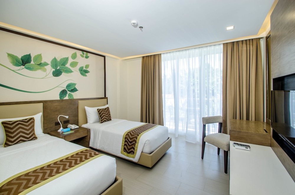 Deluxe Room with Pool View photo 3