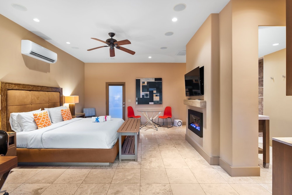 Luxury Suite, Hot Tub, Pool View photo 3
