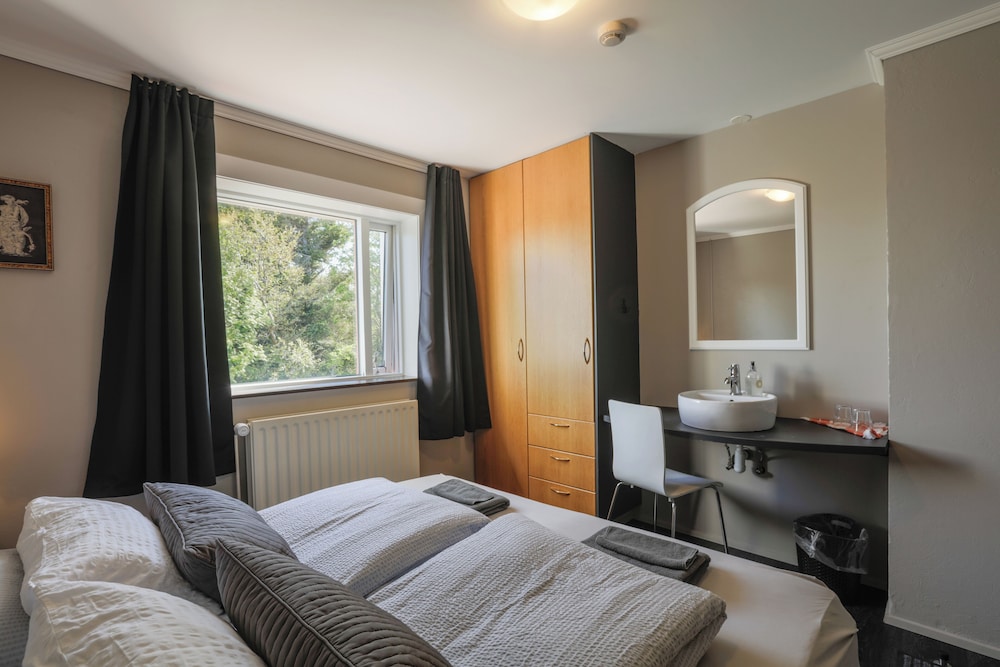 Standard Double or Twin Room, Non Smoking, Shared Bathroom photo 1