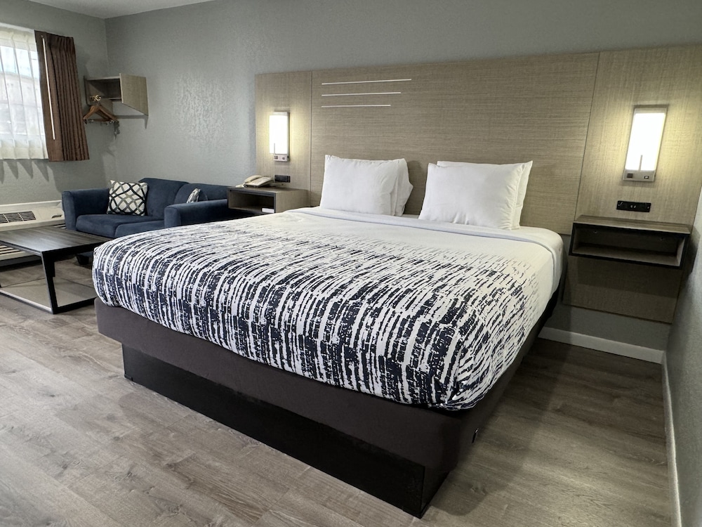 King Suite with Love Sofa photo 3