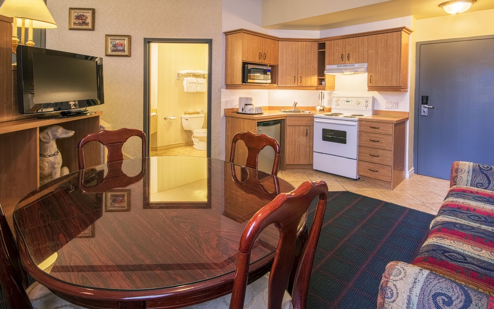 Kitchenette Room With Queen Bed And Sofa Bed photo 3