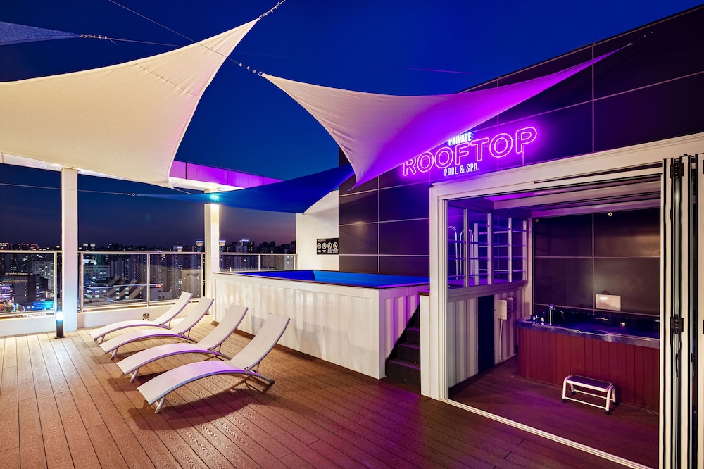 Private Pool (OPEN 4/25) & 24H Spa in Rooftop - Photo 8