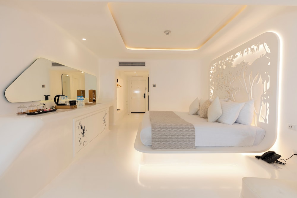 Gypster Room Pool or Partial Sea View - Photo 4