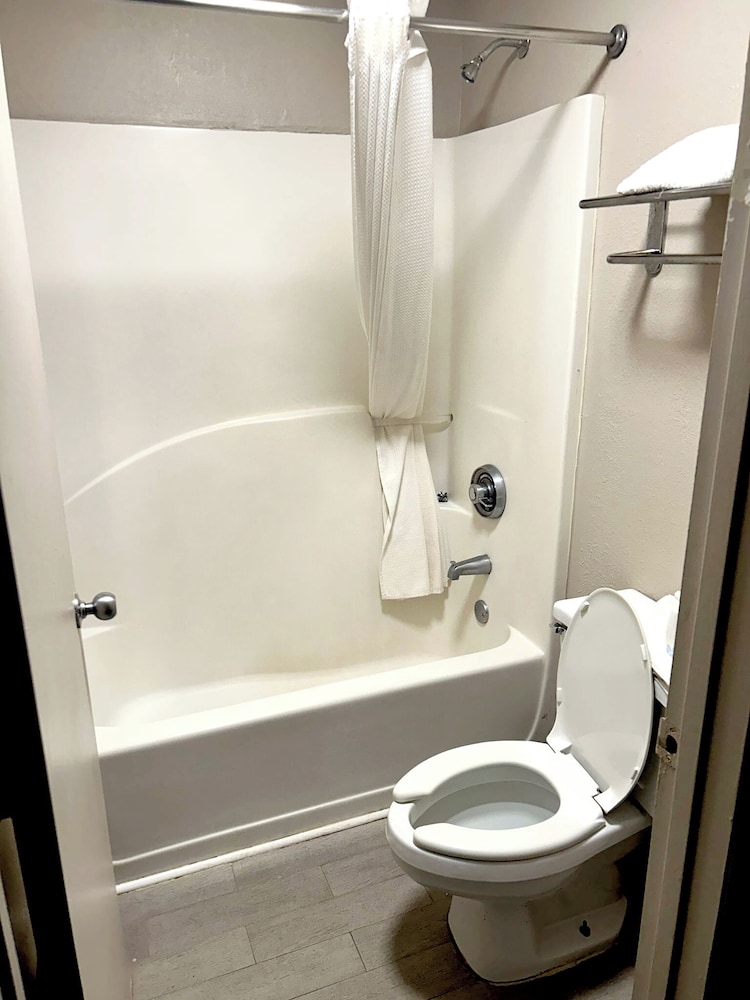 Room, 1 Double Bed, Accessible, Non Smoking (Roll-In Shower) photo 3