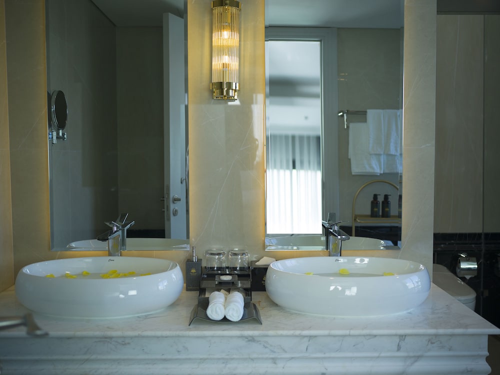 Executive Suite - Photo 9