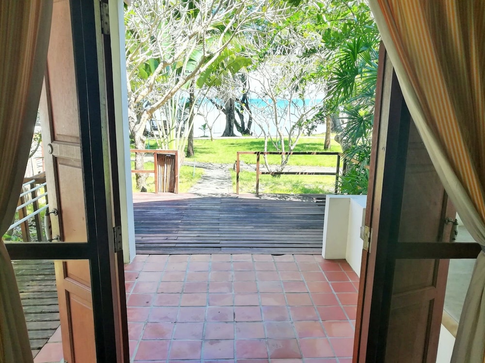 Bungalow with Full Board photo 3