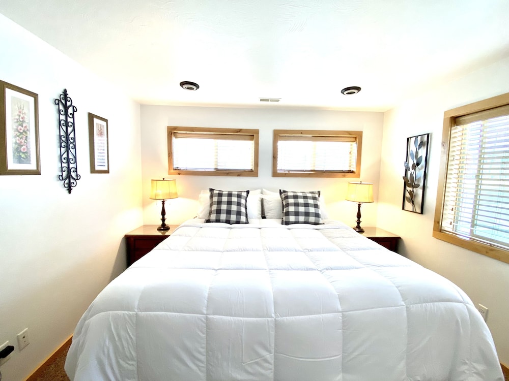 Comfort Apartment, Accessible, Private Bathroom (12-Downstairs/No Pets) photo 3