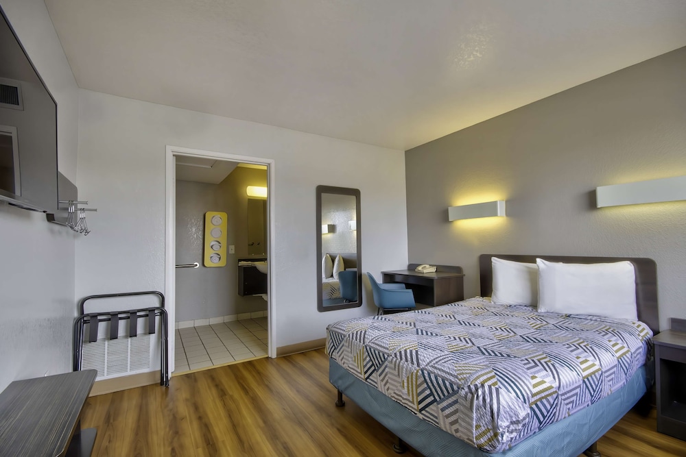 Standard Room, 1 Double Bed, Accessible, Non Smoking photo 3