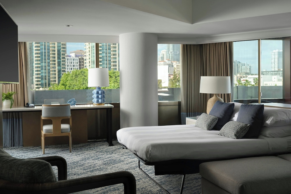 Concierge Room, Deluxe Room, 1 King Bed with Sofa bed, Bay View - Photo 3