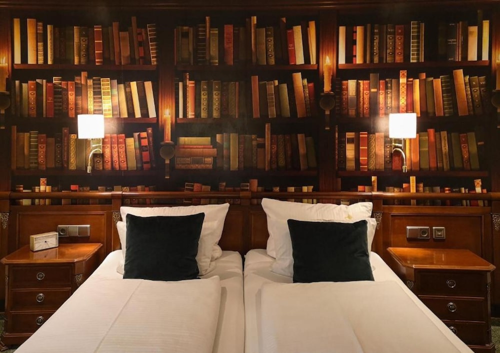Classic Double Room, 1 King Bed, City View photo 2