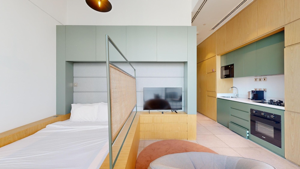 Deluxe Studio, 1 Queen Bed, Private Bathroom, City View photo 3