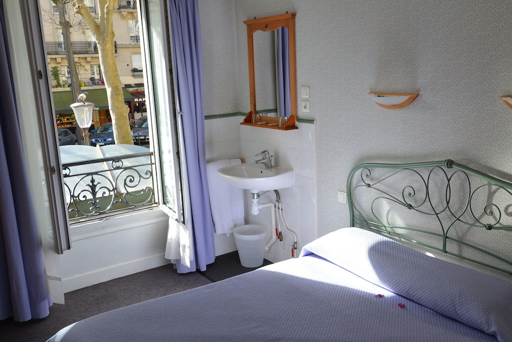 Double room with washbasin (Shared Shower for a fee, Shared WC) photo 2