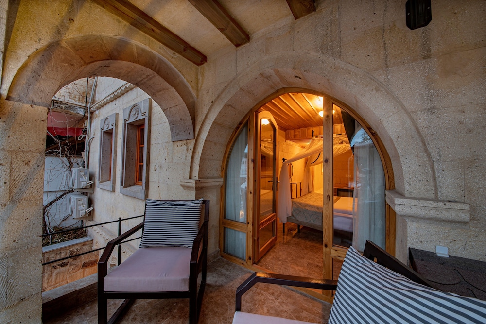 Stone Deluxe Room with Balcony - Photo 3