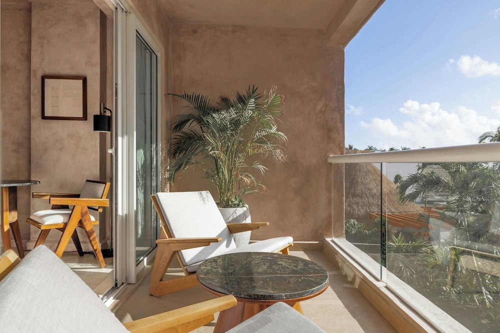 Deluxe Room, 1 King Bed, Balcony, Partial Ocean View (Guest) thumbnail 6