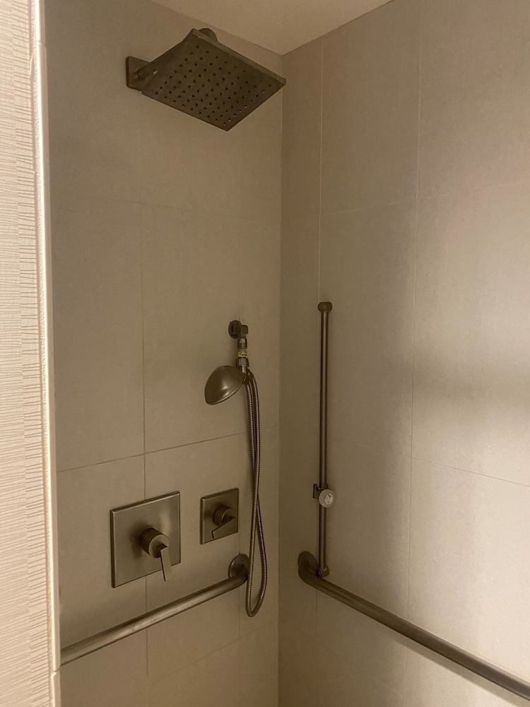 Two Queen Beds, Non-Smoking, Roll In Shower - Photo 3