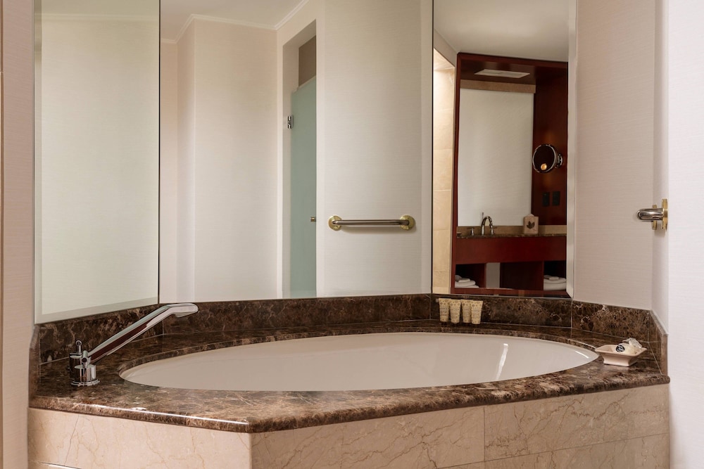 Suite, 1 King Bed, Terrace (City View) - Photo 16