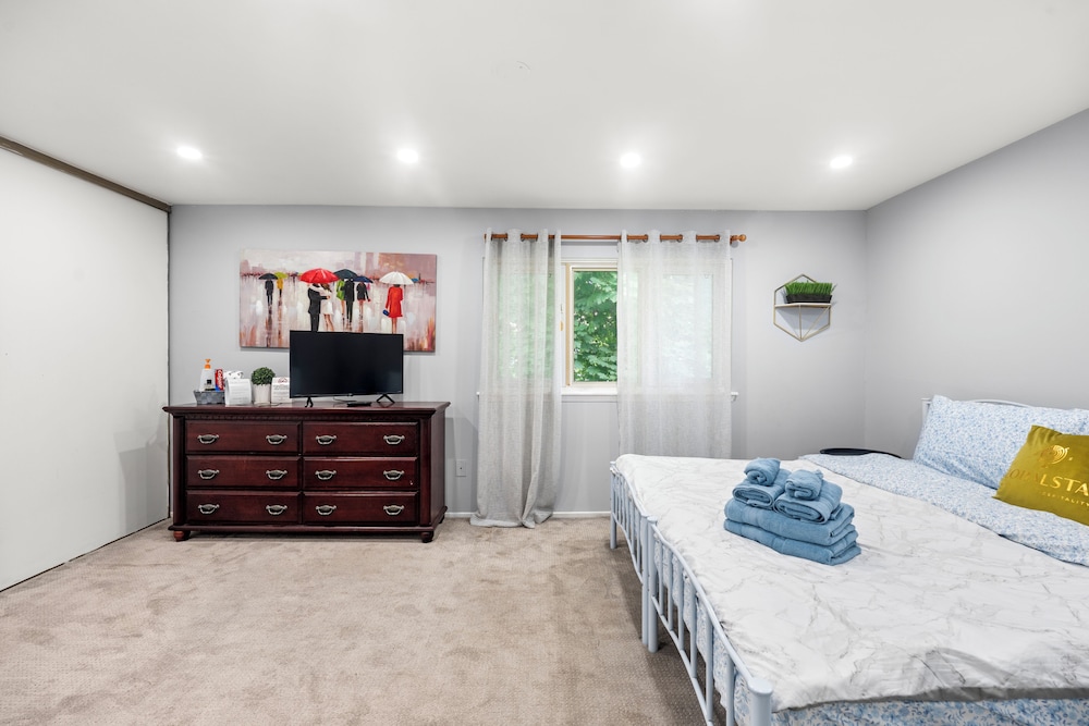 Grand Room, 1 King Bed, Shared Bathroom, City View