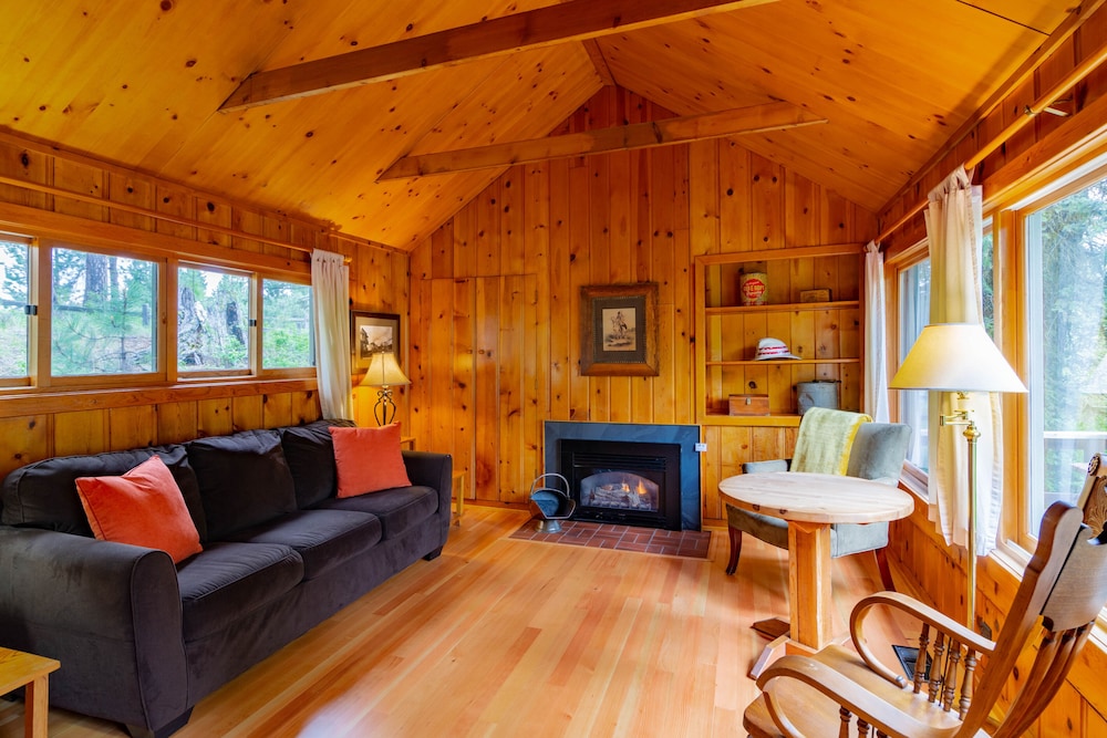 Creekside Cabin--2 Bedroom