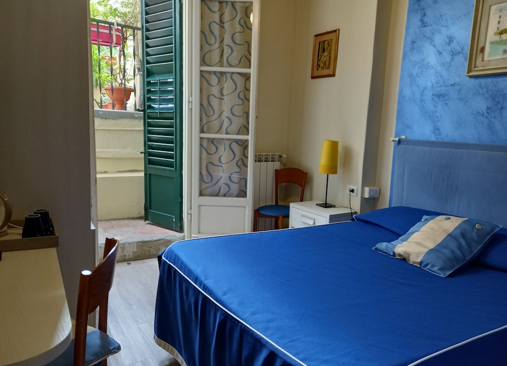 Economy Double Room, 1 Large Twin Bed, Private Bathroom (Small) photo 3