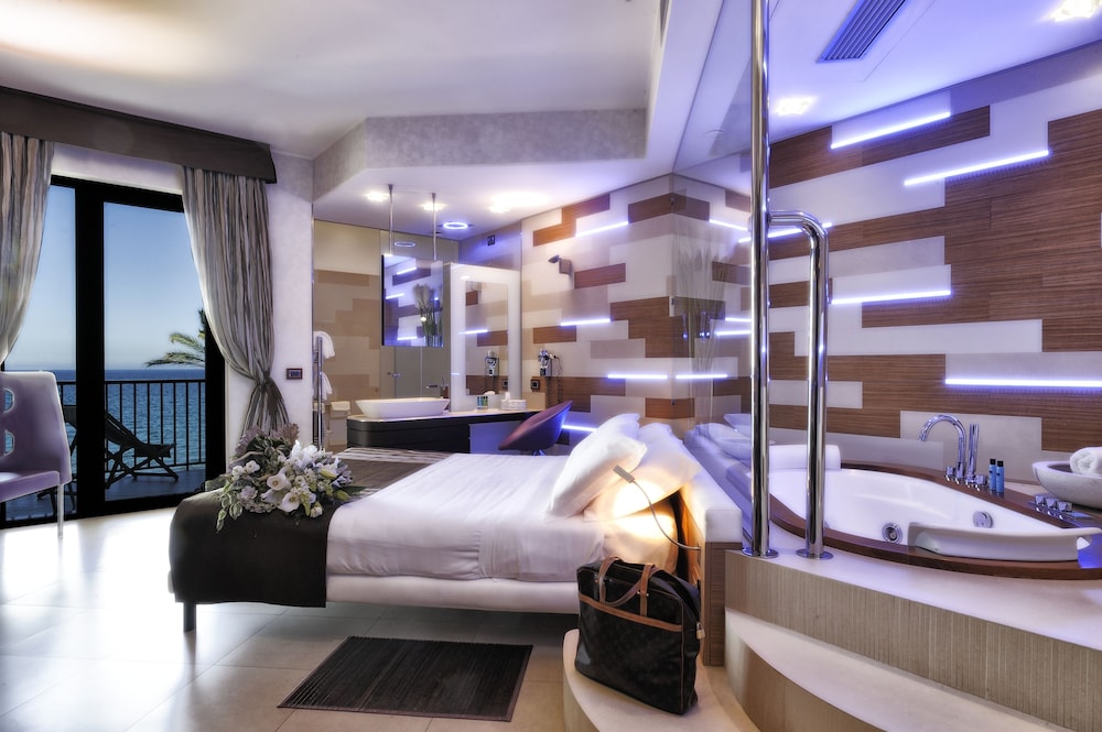 Deluxe Room, Hot Tub, Sea View