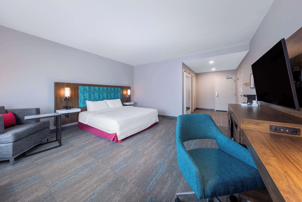 Room, 1 King Bed, Bathtub - Photo 4