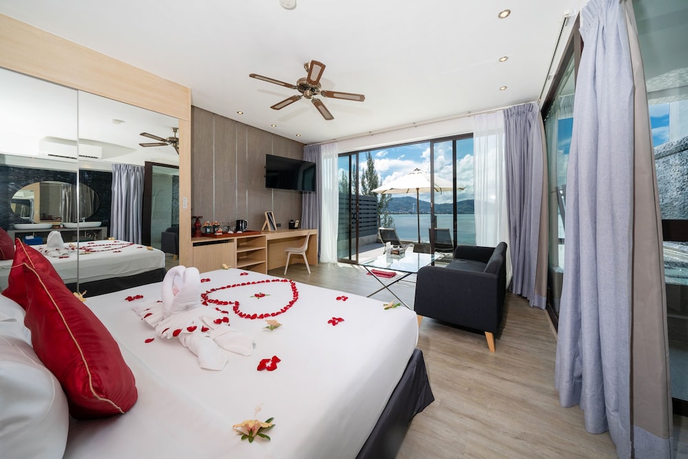 Oceanfront Deluxe - Photo 1