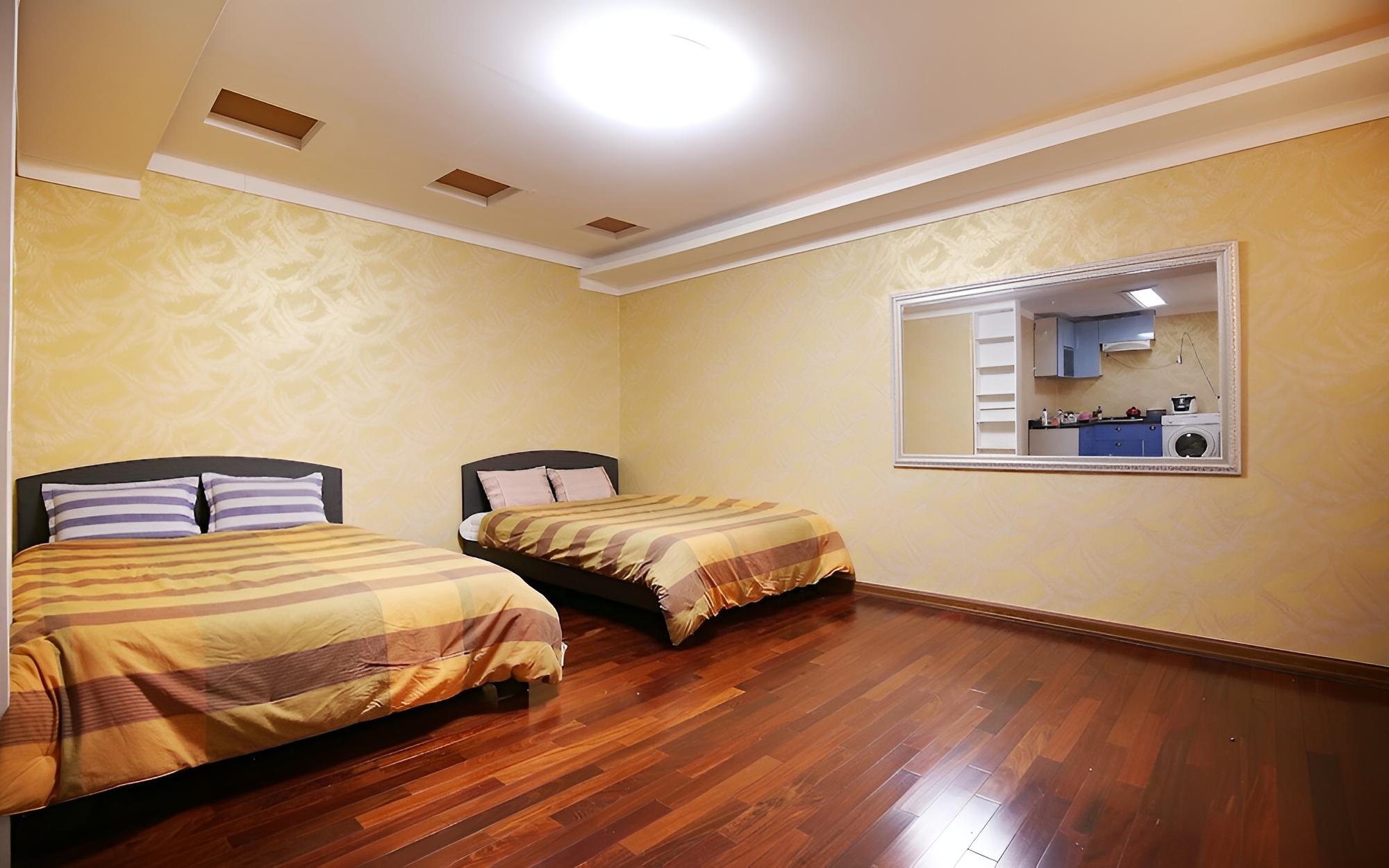 Room (Family Room) photo 3