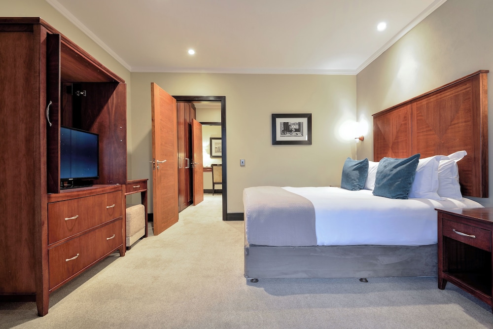 Suite, 2 Bedrooms - Photo 3