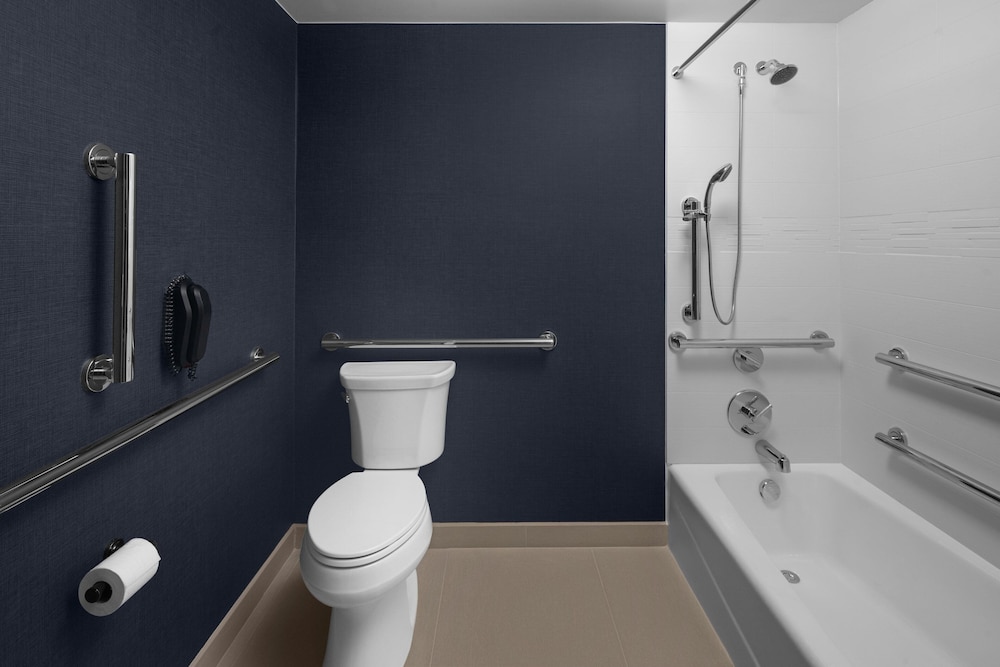 Suite, 2 Bedrooms (Mobility/Hearing Access, Roll-In Shwr) photo 2