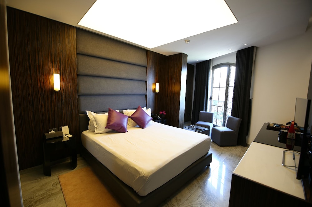 Luxury Room, 1 King Bed, Partial Sea View photo 1