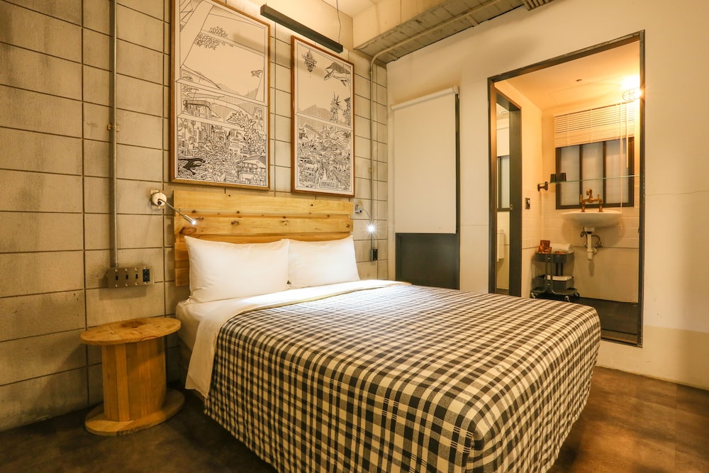 Elegant Double Room, No Window photo 2