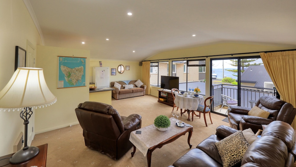 Single Room, 1 Queen Bed, River View