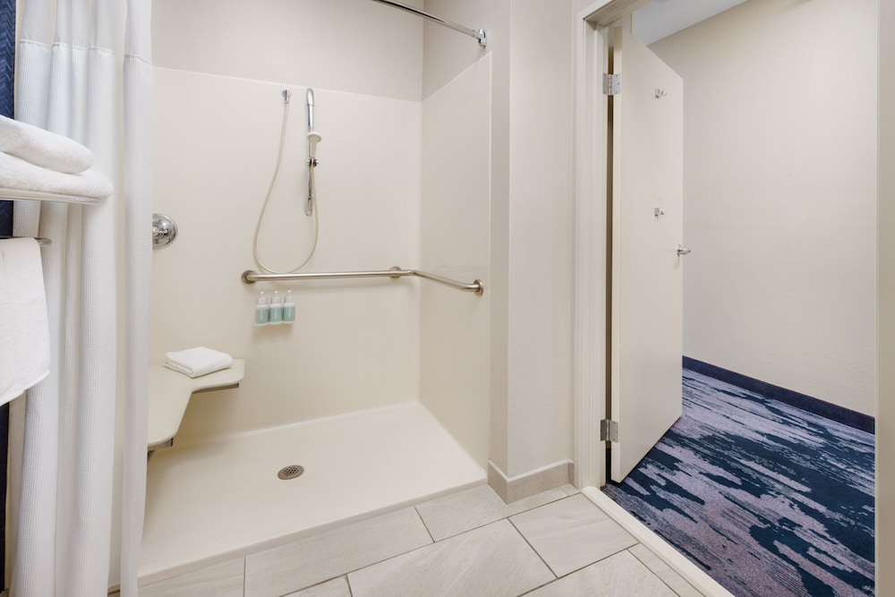 Room, 1 King Bed (Mobility Accessible, Roll-In Shower) - Photo 1