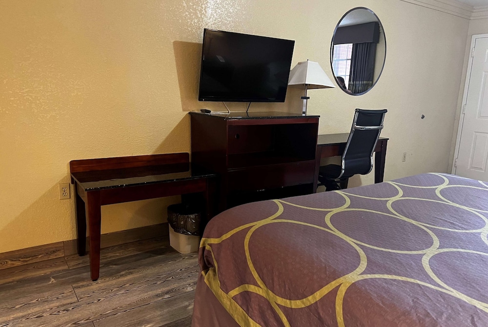 Suite, 1 Queen Bed, Hot Tub photo 1