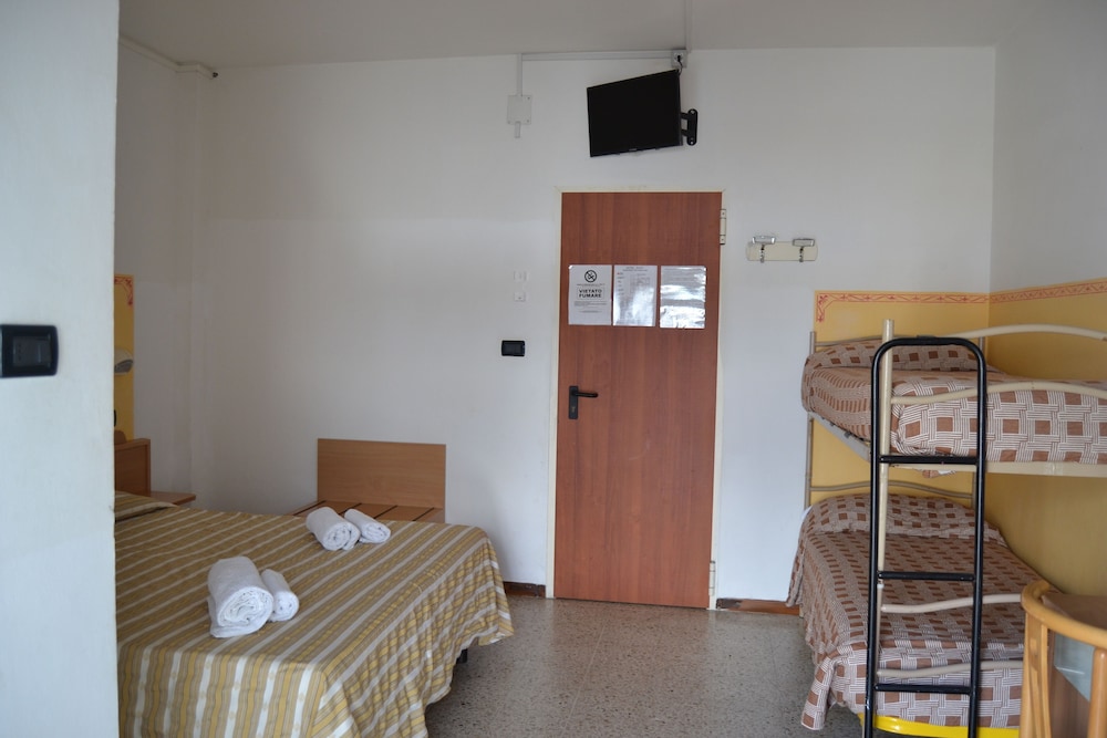 Basic Quadruple Room photo 3