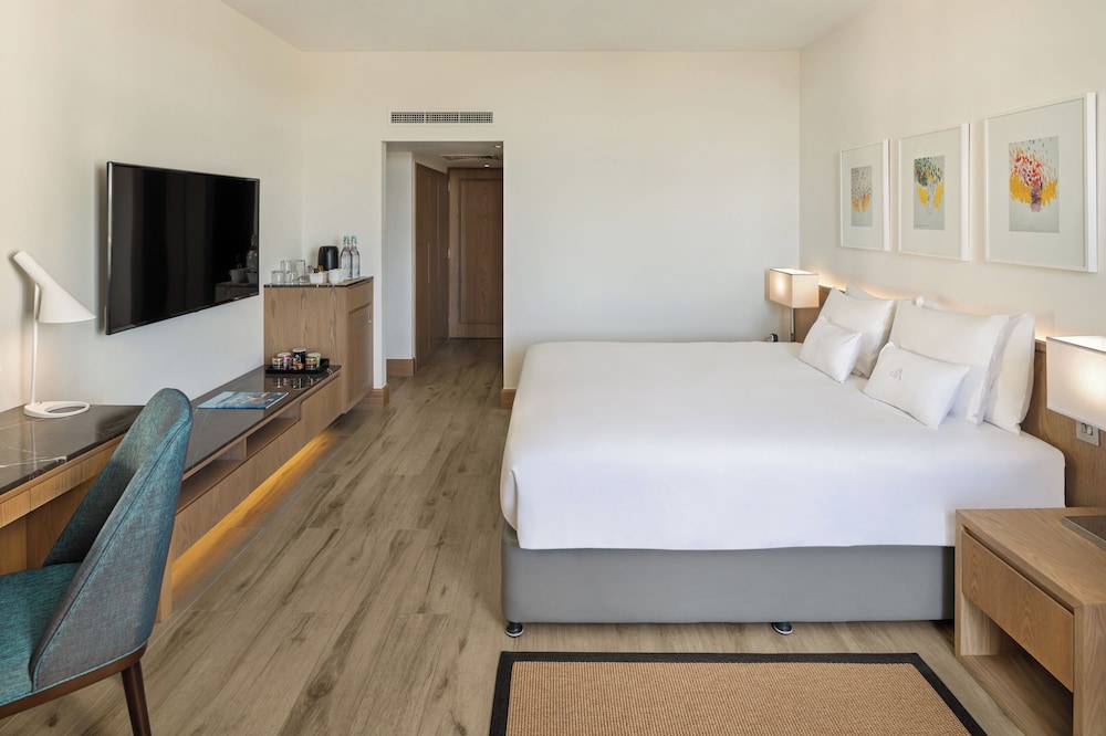 Cabana Room, Private Terrace, Direct Pool Access, Beach Access & Mall Shuttle