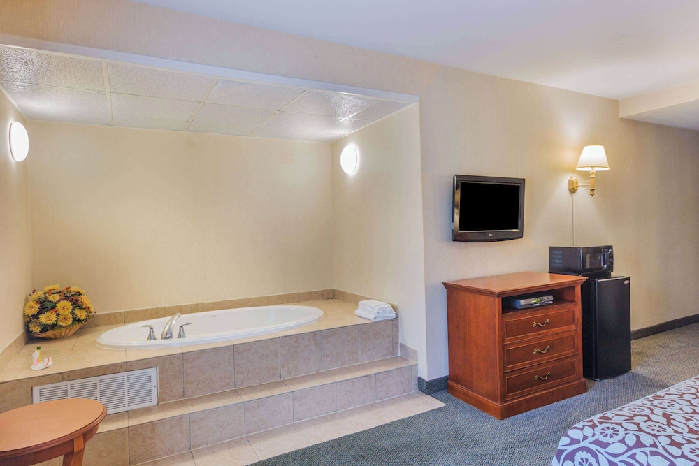 Studio Suite, 1 King Bed, No Smoking, Hot Tub - Photo 5