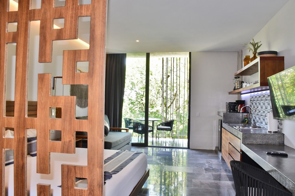 Suite de lujo, 1 cama King con sofá cama, piscina privada, vista al jardín
