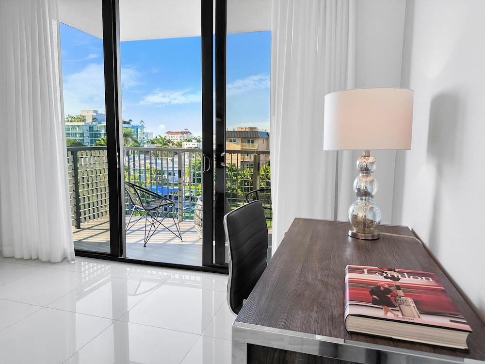 Skyline - One Bedroom Apartment w/Kitchen and Balcony photo 3