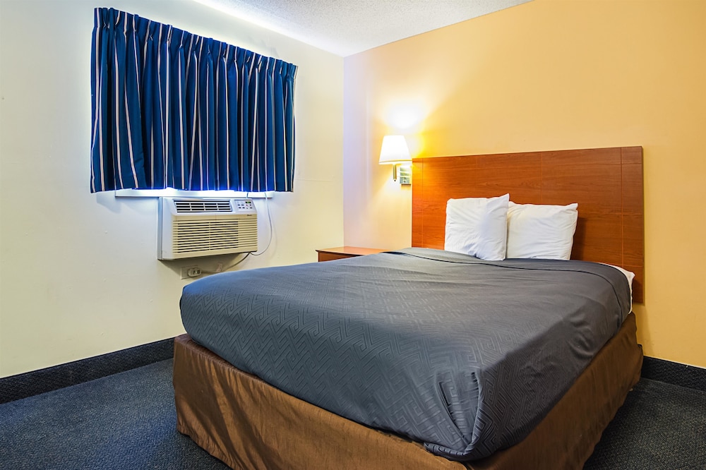 Standard Room, 1 Queen Bed, Non Smoking - Photo 3