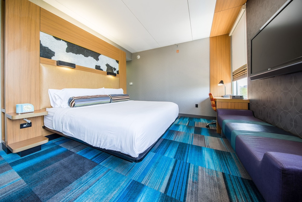 Room, 1 King Bed (Mobility Accessible, Roll-in Shower) photo 1