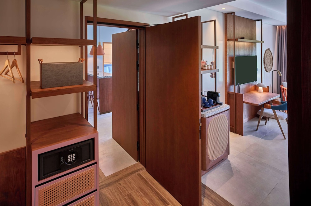 Suite, 1 King Bed, Balcony