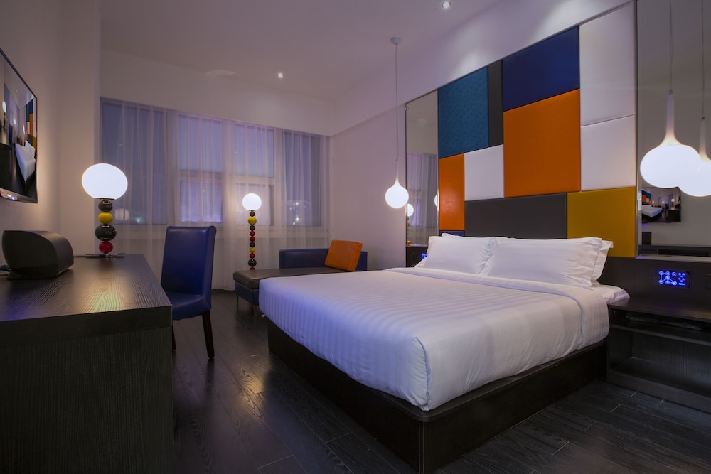 Mondrian Theme Room