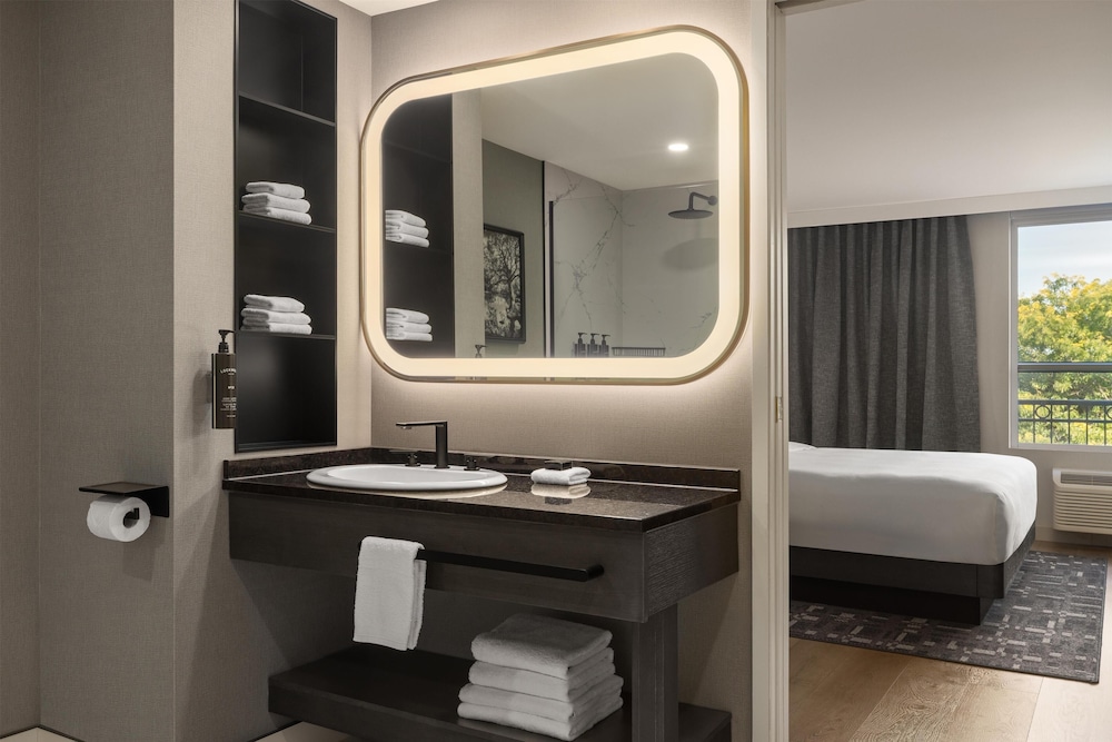Suite, 1 Bedroom, Bathtub - Photo 1