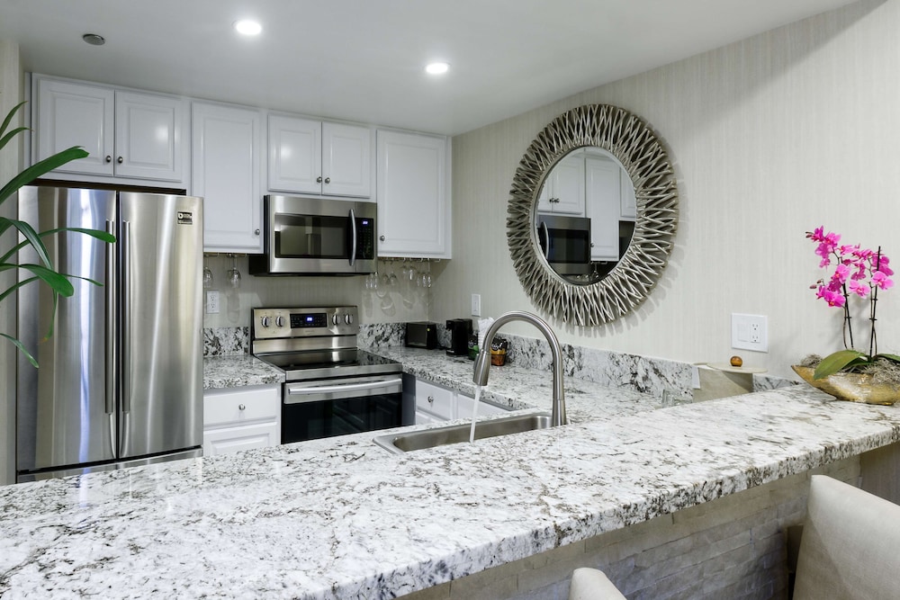 Suite, 1 King Bed, Non Smoking, Kitchen (Living Room;Oversized Room) - Photo 1